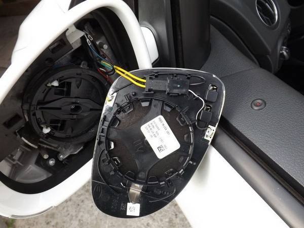 Замена стекла бокового зеркала на примере Приоры, 2110, Ford Focus и Honda Fit Замена стекла бокового зеркала на примере Приоры, 2110, Ford Focus и Honda Fit