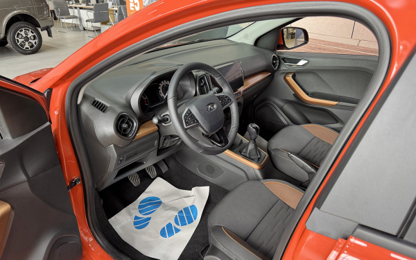 
            Продажи есть, машин &mdash; нет. Как мы пытались купить новую Lada Iskrа
        