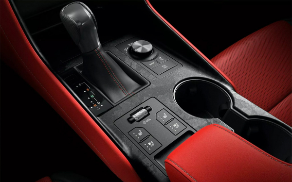
            Без V8 и CD-плеера. Lexus представил рестайлинговый седан IS
        