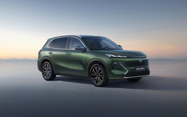 Geely готовит новый кроссовер для России. Мы узнали первые подробности
Geely готовит новый кроссовер для России. Мы узнали первые подробности