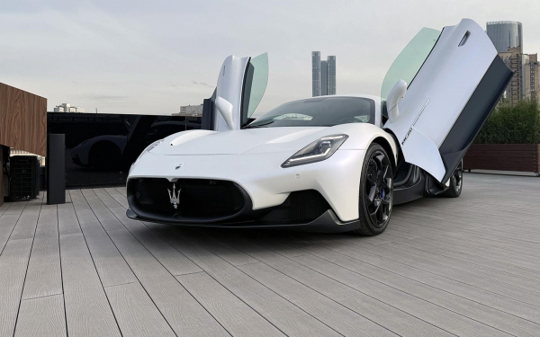 Мечтать не вредно. Как мы обгоняли ветер за рулем Maserati MC20
Мечтать не вредно. Как мы обгоняли ветер за рулем Maserati MC20