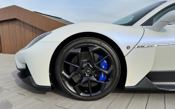 Мечтать не вредно. Как мы обгоняли ветер за рулем Maserati MC20
Мечтать не вредно. Как мы обгоняли ветер за рулем Maserati MC20