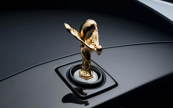 
            Взгляните на редчайший юбилейный Rolls-Royce Phantom. Таких всего 25
        