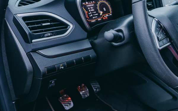 
            Поклонникам фитоняшек посвящается. Тест-драйв Lada Vesta Sportline
        
