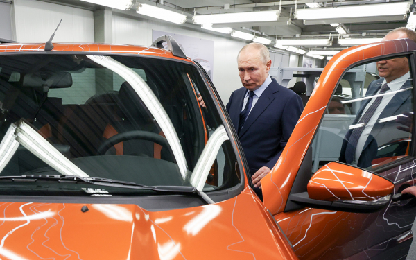 «Тащить за уши». 5 громких заявлений властей об автопроме в 2025 году
«Тащить за уши». 5 громких заявлений властей об автопроме в 2025 году