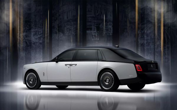 
            Взгляните на редчайший юбилейный Rolls-Royce Phantom. Таких всего 25
        