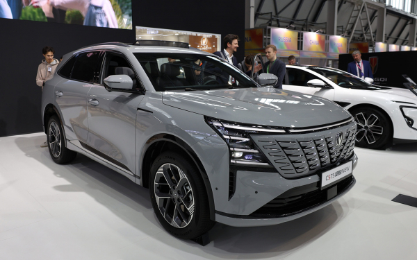 Changan представил в России три новые модели. Они под разными брендами
Changan представил в России три новые модели. Они под разными брендами