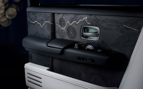 
            Взгляните на редчайший юбилейный Rolls-Royce Phantom. Таких всего 25
        